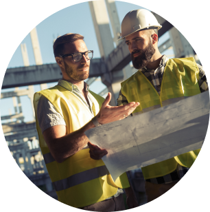 Deux personnes qui travaillent ensemble sur un chantier