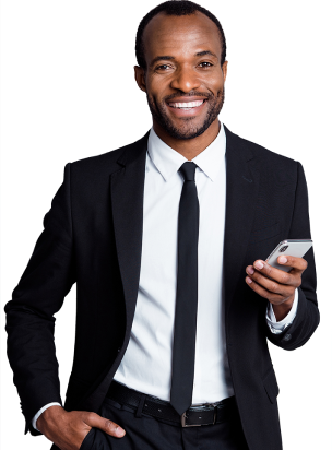 Un homme d'affaire souriant avec un téléphone à la main