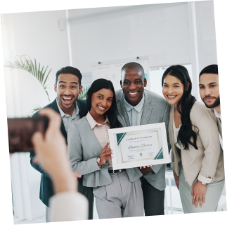 Des étudiants qui ont reçu leur diplôme et font une photo de groupe